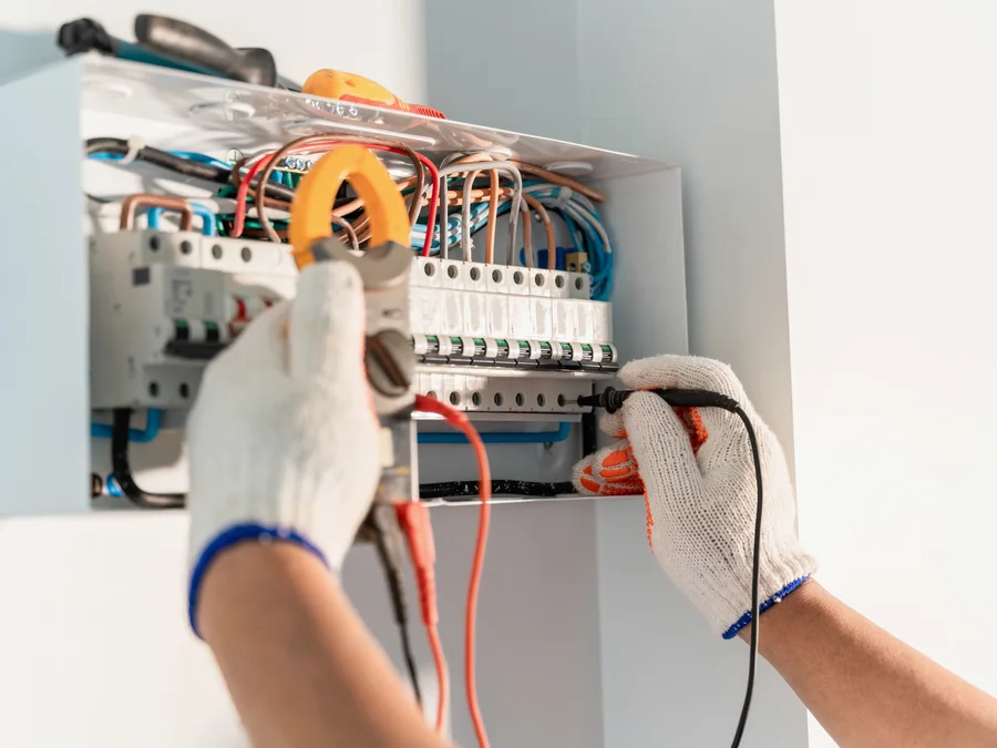 Prises et circuits par un électricien à Paris
